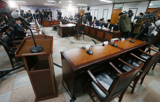 '증인없는 구치소 청문회'      (의왕 국회사진기자단=연합뉴스) 26일 오전 경기도 의왕시 서울구치소에서 열린 '최순실 국조특위' 현장 청문회에 최순실, 정호성, 안종범 증인이 불출석해 자리가 비어 있다. 2016.12.26      scoop@yna.co.kr  (끝)